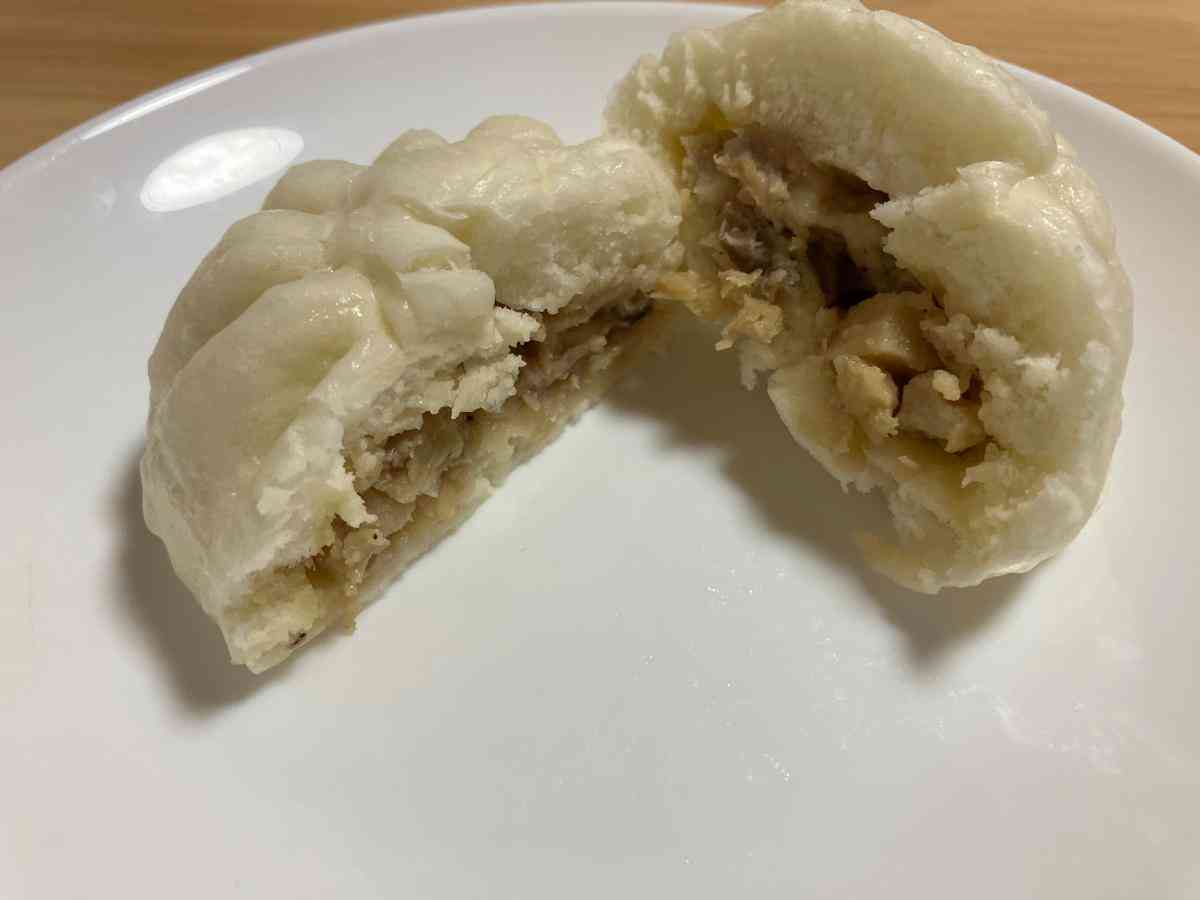 セブンイレブンの「ふんわり×ごろっと 肉まん」の断面図